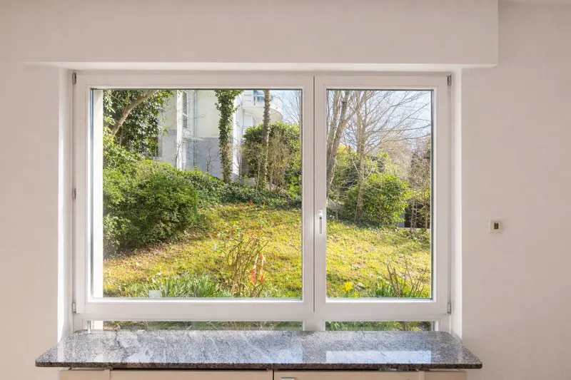 Wohnzimmer mit Blick ins Grüne