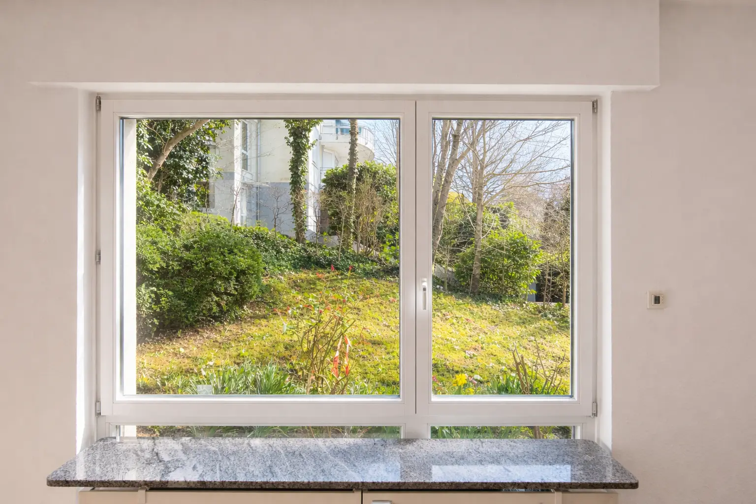 Wohnzimmer mit Blick ins Grüne