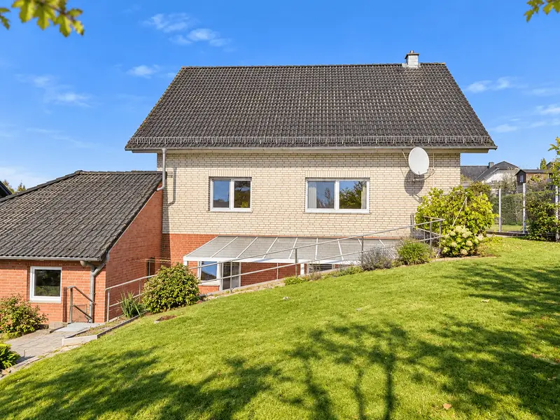 Rückansicht des Hauses mit Garten