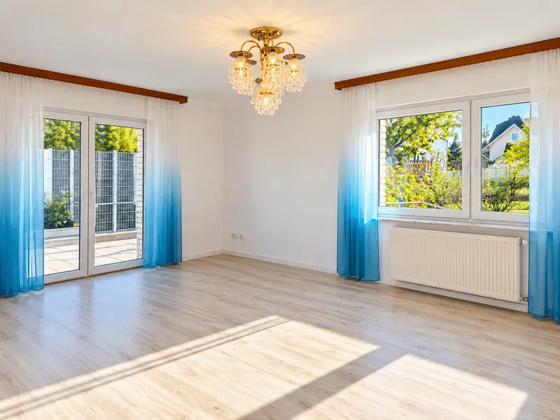 Helles Wohnzimmer mit Terrassenzugang
