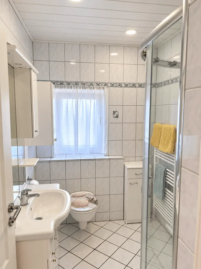 Tageslichtbad mit Dusche im Erdgeschoss