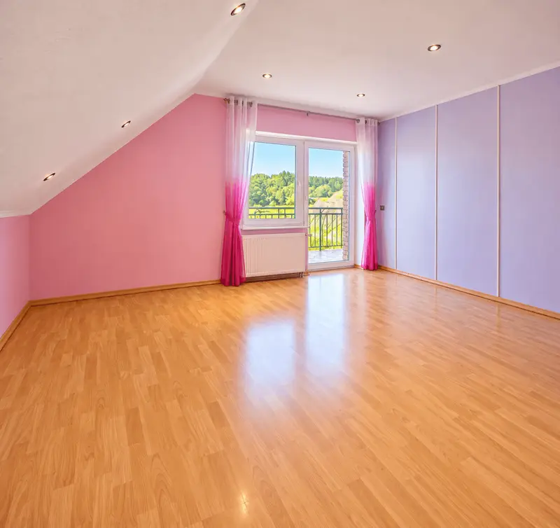 Helles Schlafzimmer mit Balkonzugang