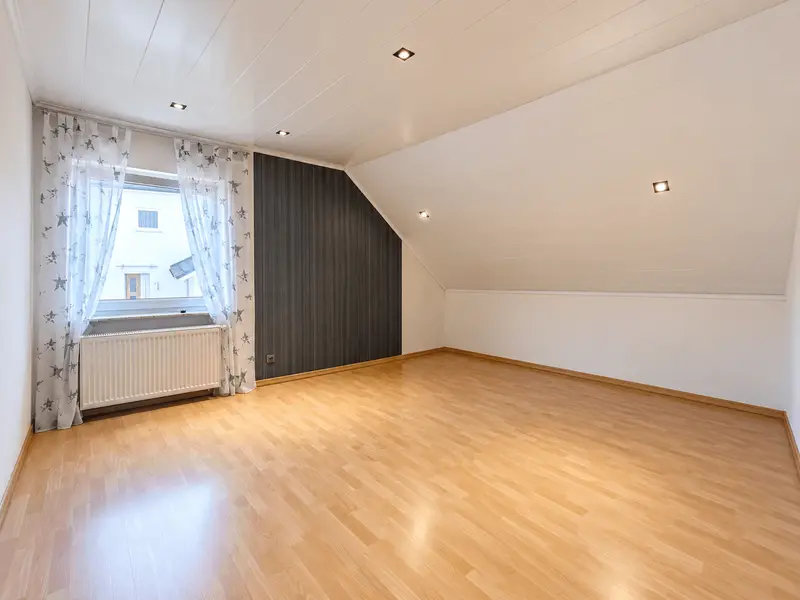 Schlafzimmer mit Dachschrägen